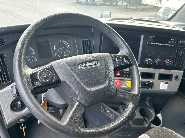 2022 Freightliner Cascadia - image 10