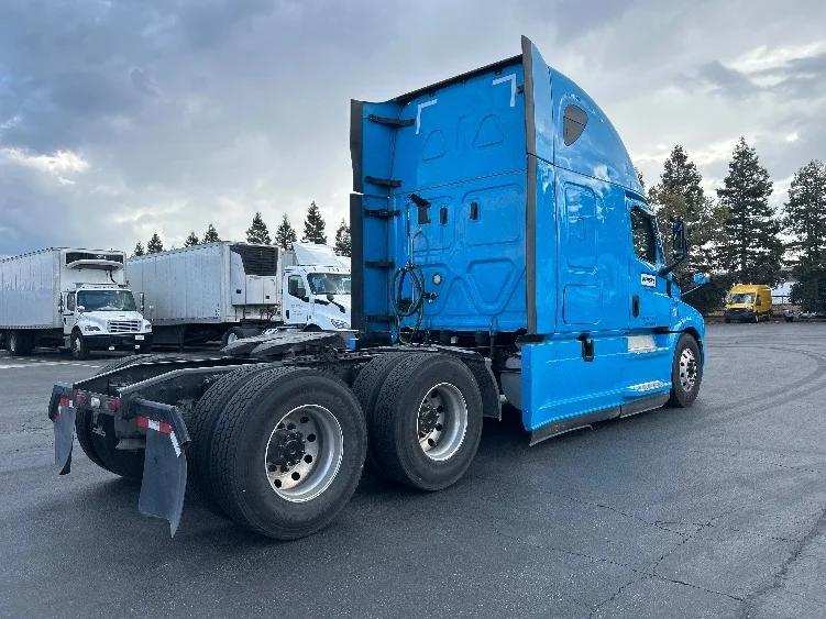 2022 Freightliner Cascadia - image 7