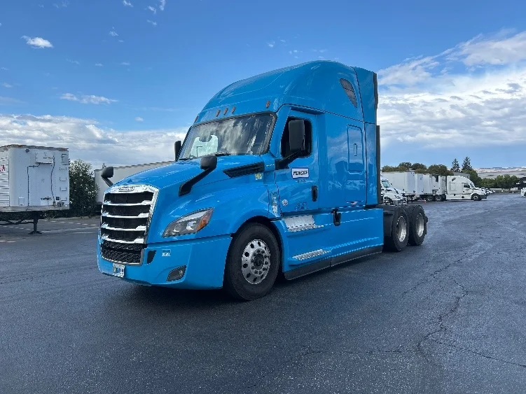 2022 Freightliner Cascadia - image 3