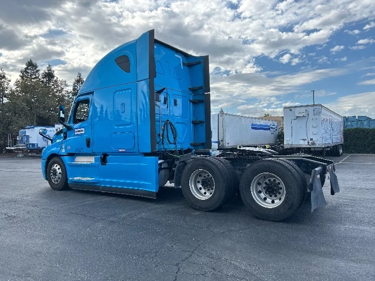 2022 Freightliner Cascadia - image 5