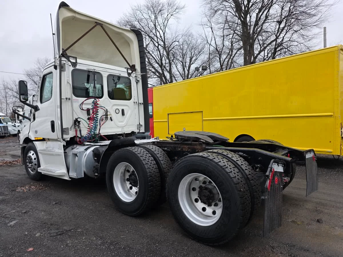 2021 Freightliner Cascadia in Bensalem, PA — photo 6