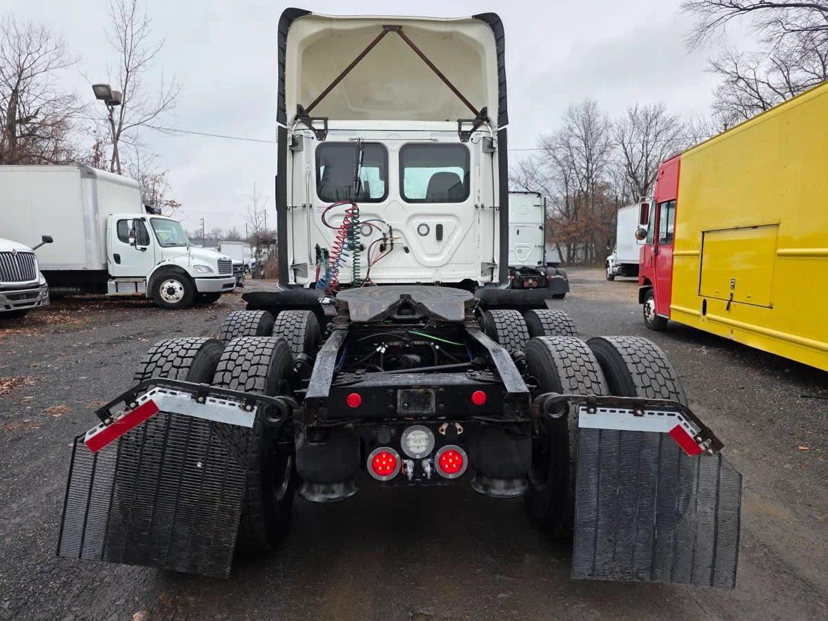 2021 Freightliner Cascadia in Bensalem, PA — photo 5
