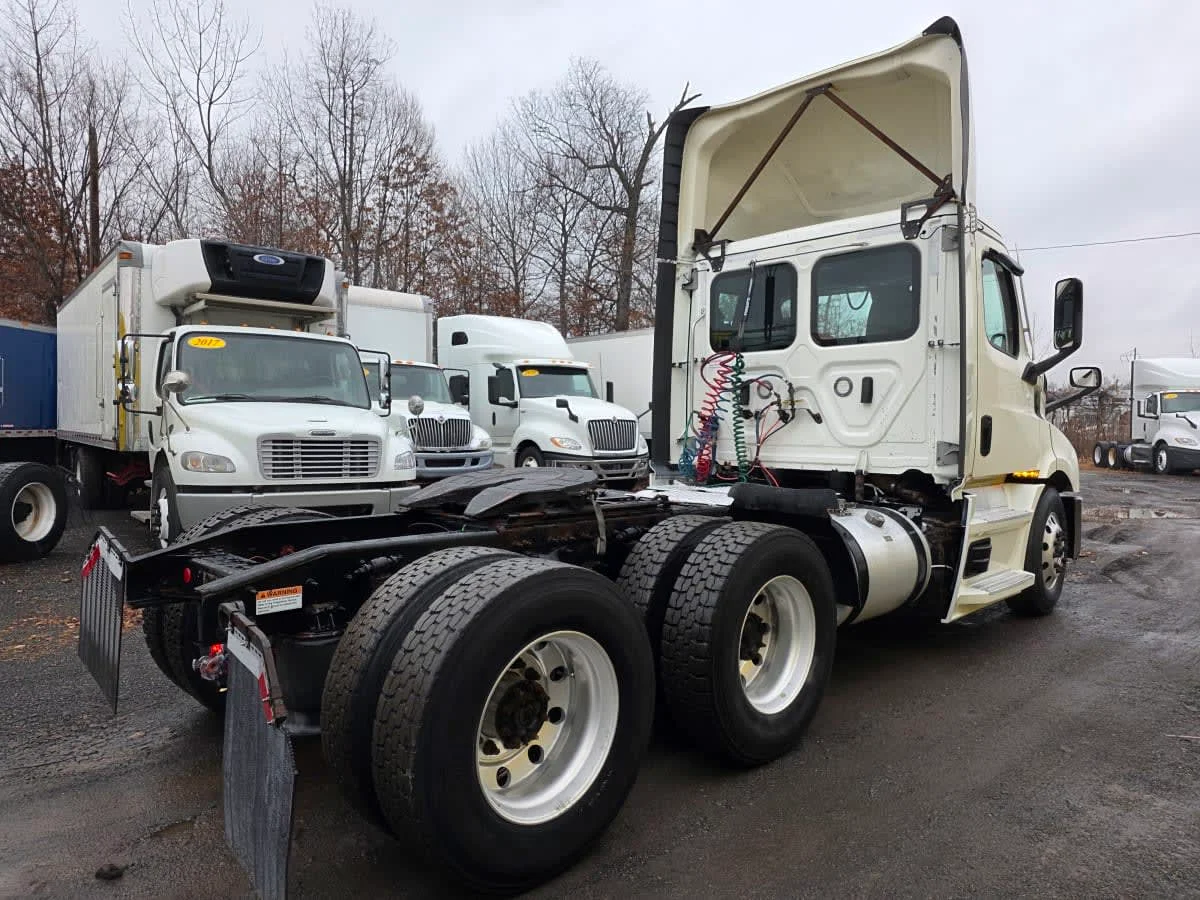 2021 Freightliner Cascadia in Bensalem, PA — photo 4