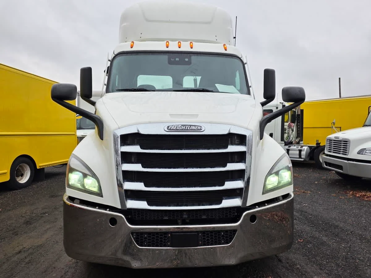 2021 Freightliner Cascadia in Bensalem, PA — photo 2