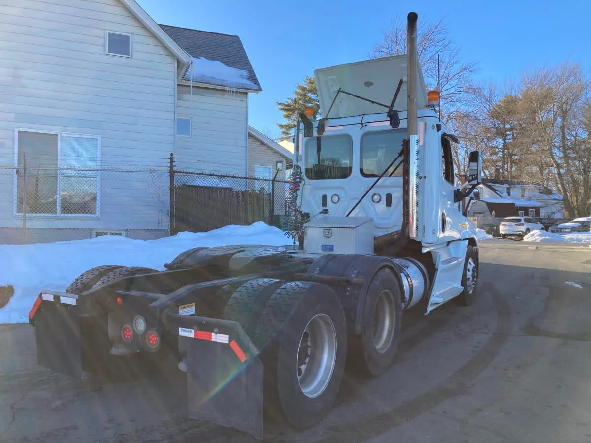 2019 Freightliner Cascadia - image 4