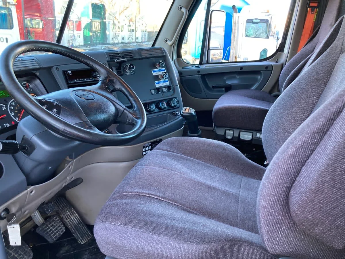 2019 Freightliner Cascadia - image 10