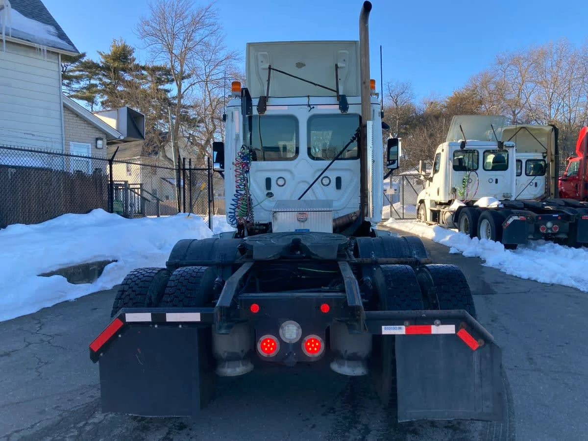 2019 Freightliner Cascadia - image 5