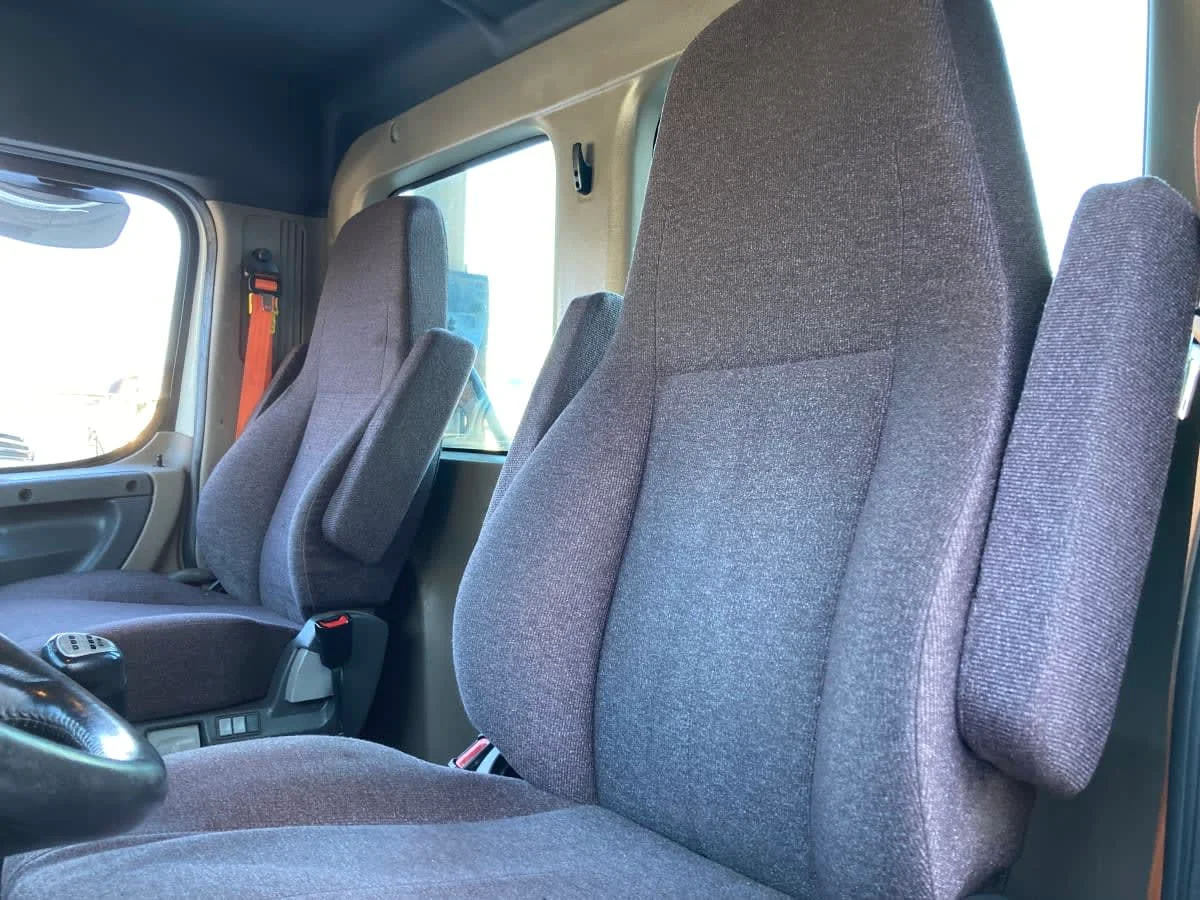 2019 Freightliner Cascadia - image 11