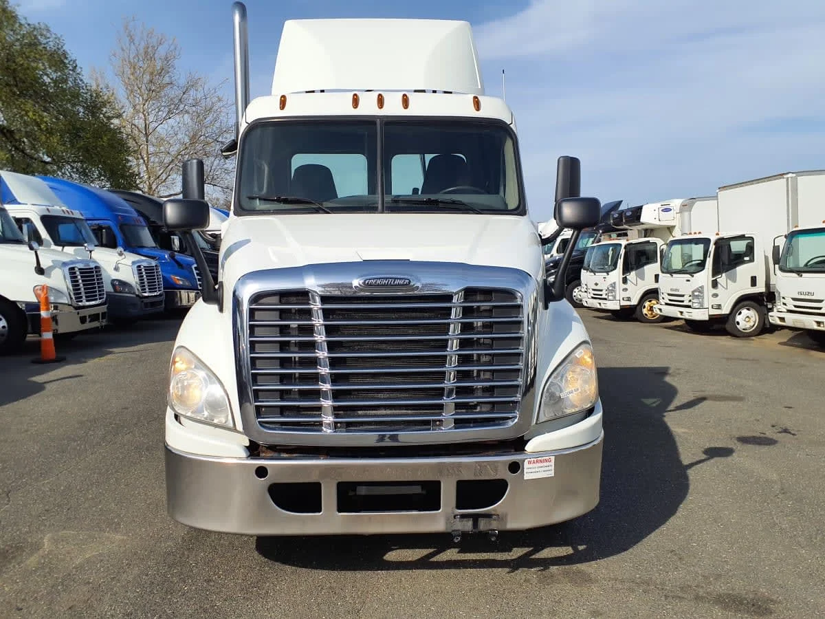 2018 Freightliner Cascadia - image 2