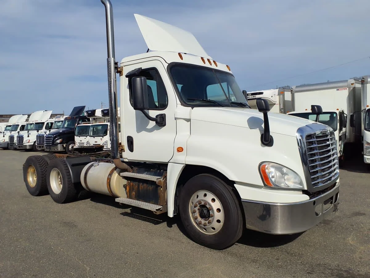 2018 Freightliner Cascadia - image 3
