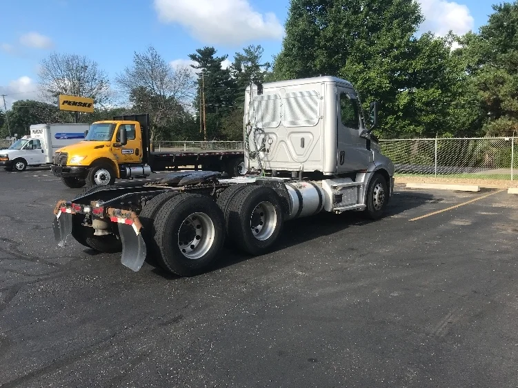 2022 Freightliner Cascadia in Canton, OH — photo 7