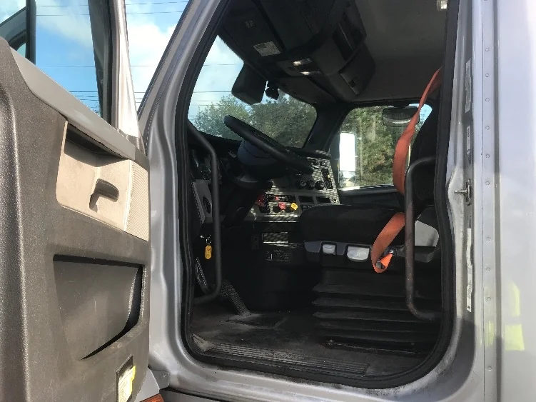 2022 Freightliner Cascadia in Canton, OH — photo 9