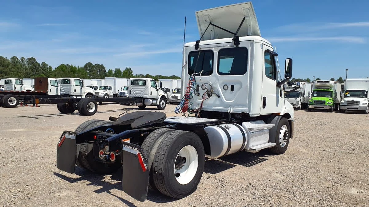 2020 Freightliner Cascadia in Birmingham, AL — photo 4