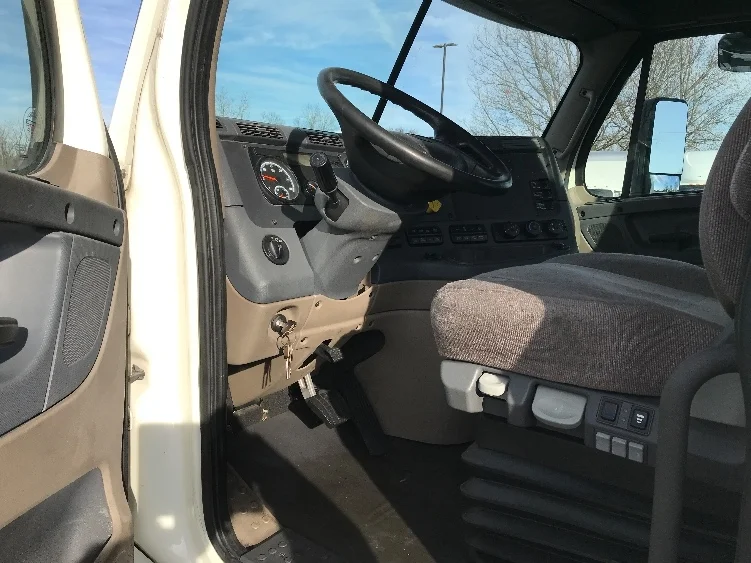 2018 Freightliner Cascadia - image 9