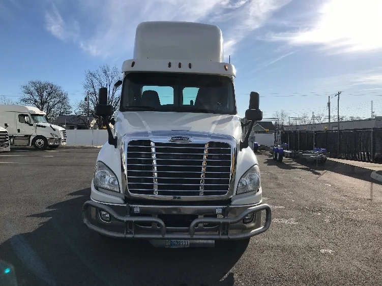 2018 Freightliner Cascadia - image 2