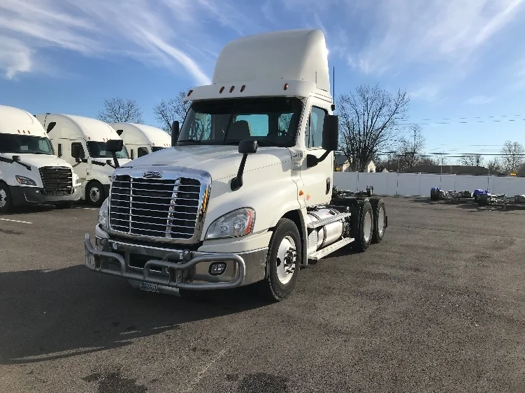 2018 Freightliner Cascadia - image 3