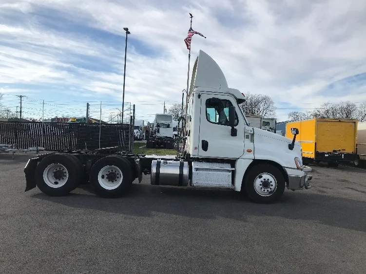 2018 Freightliner Cascadia - image 8