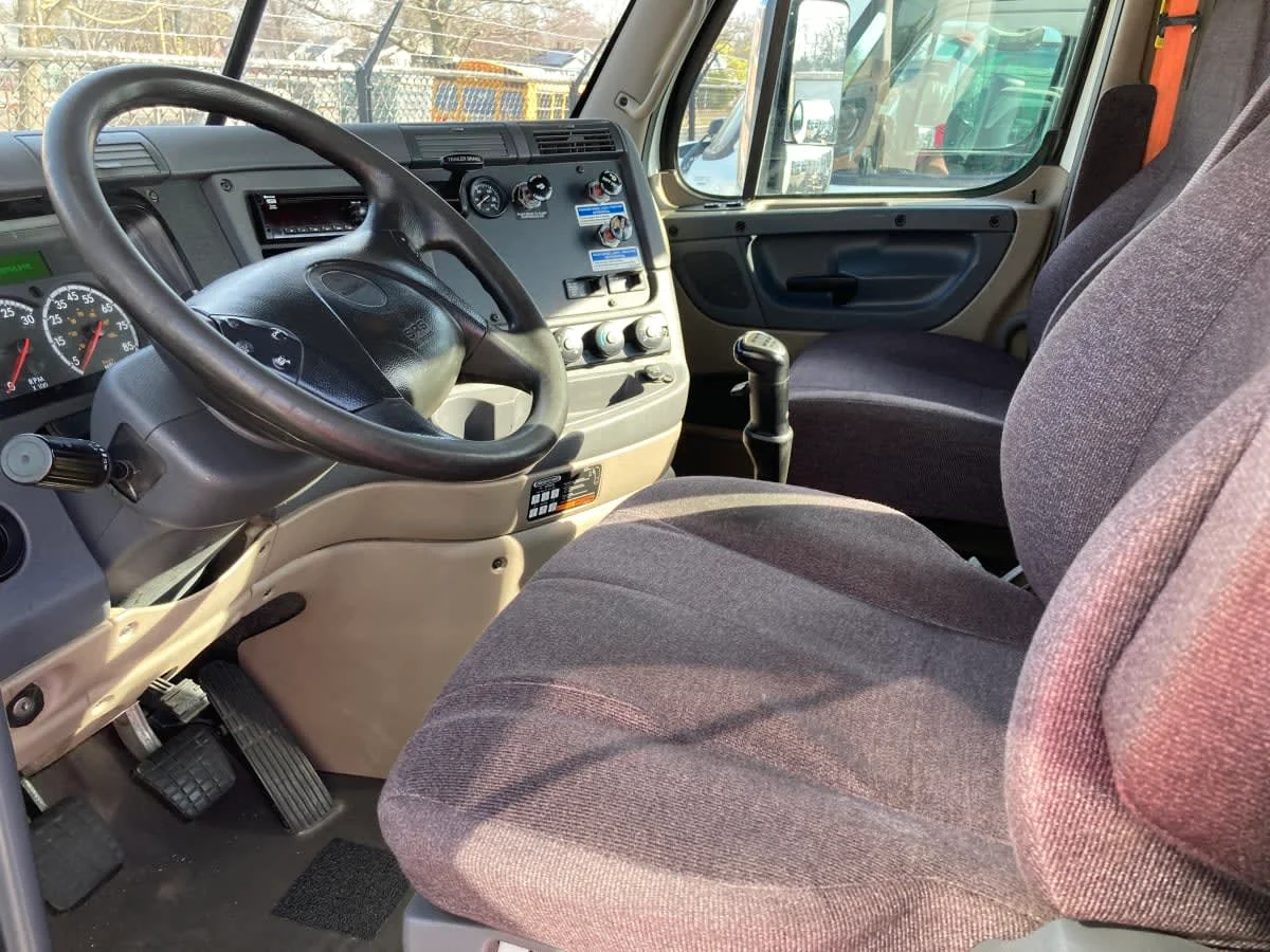 2018 Freightliner Cascadia - image 10