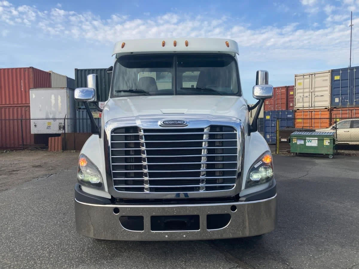 2018 Freightliner Cascadia - image 2