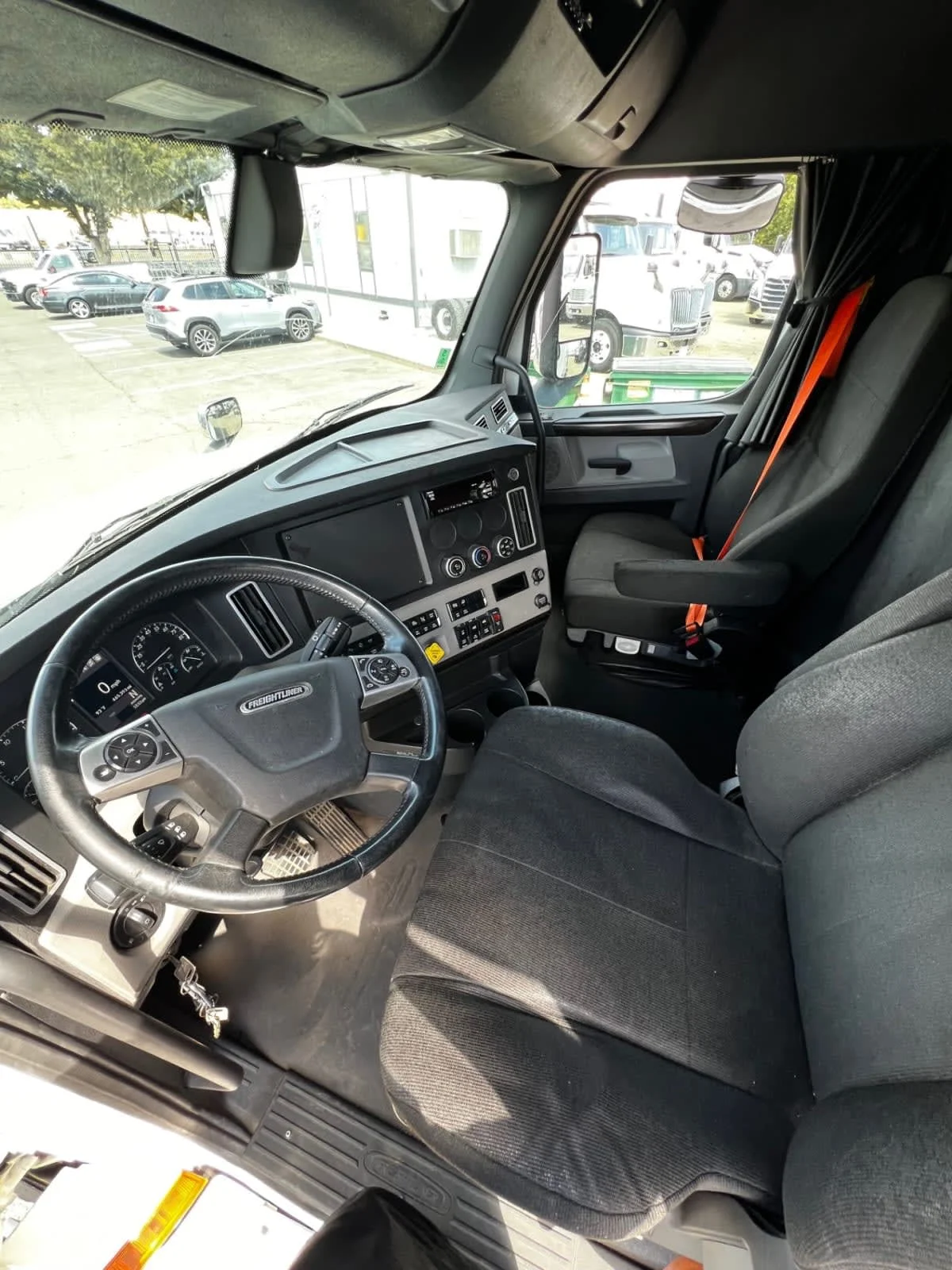 2020 Freightliner Cascadia - image 7