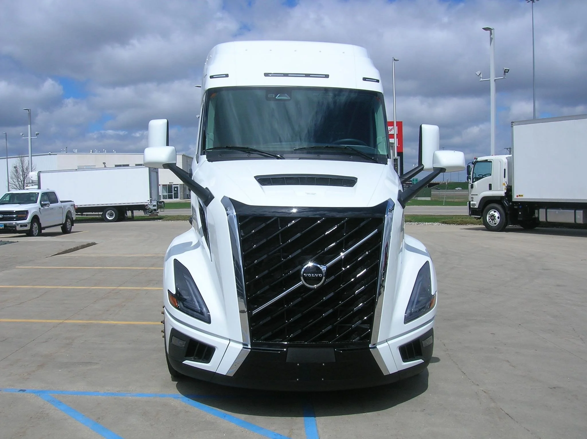2025 Volvo — photo 2