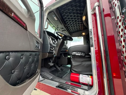 2027 Kenworth W900 in St. Joseph, MO — photo 3