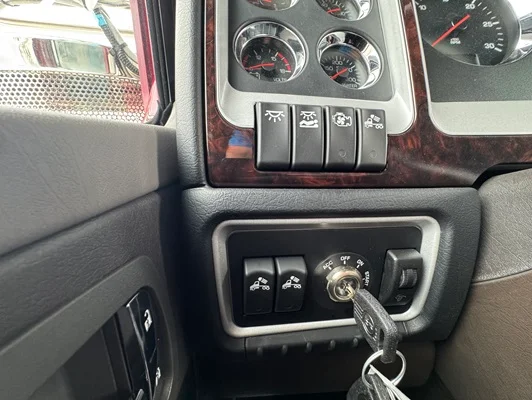 2027 Kenworth W900 in St. Joseph, MO — photo 11