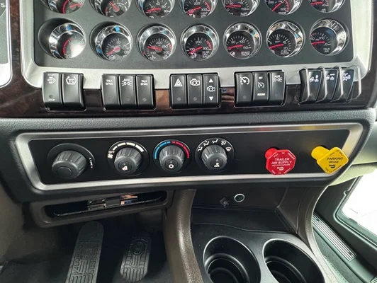 2027 Kenworth W900 in St. Joseph, MO — photo 14