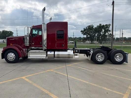 2027 Kenworth W900 in St. Joseph, MO — photo 8