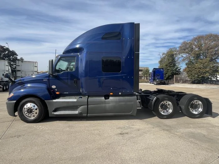 2022 International LT - image 3