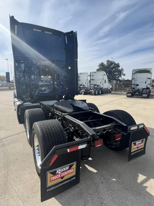 2022 International LT - image 4