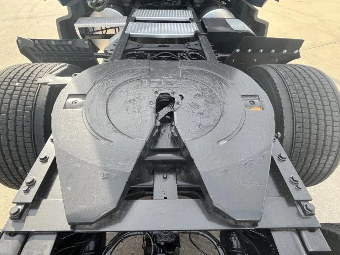 2022 International LT - image 5