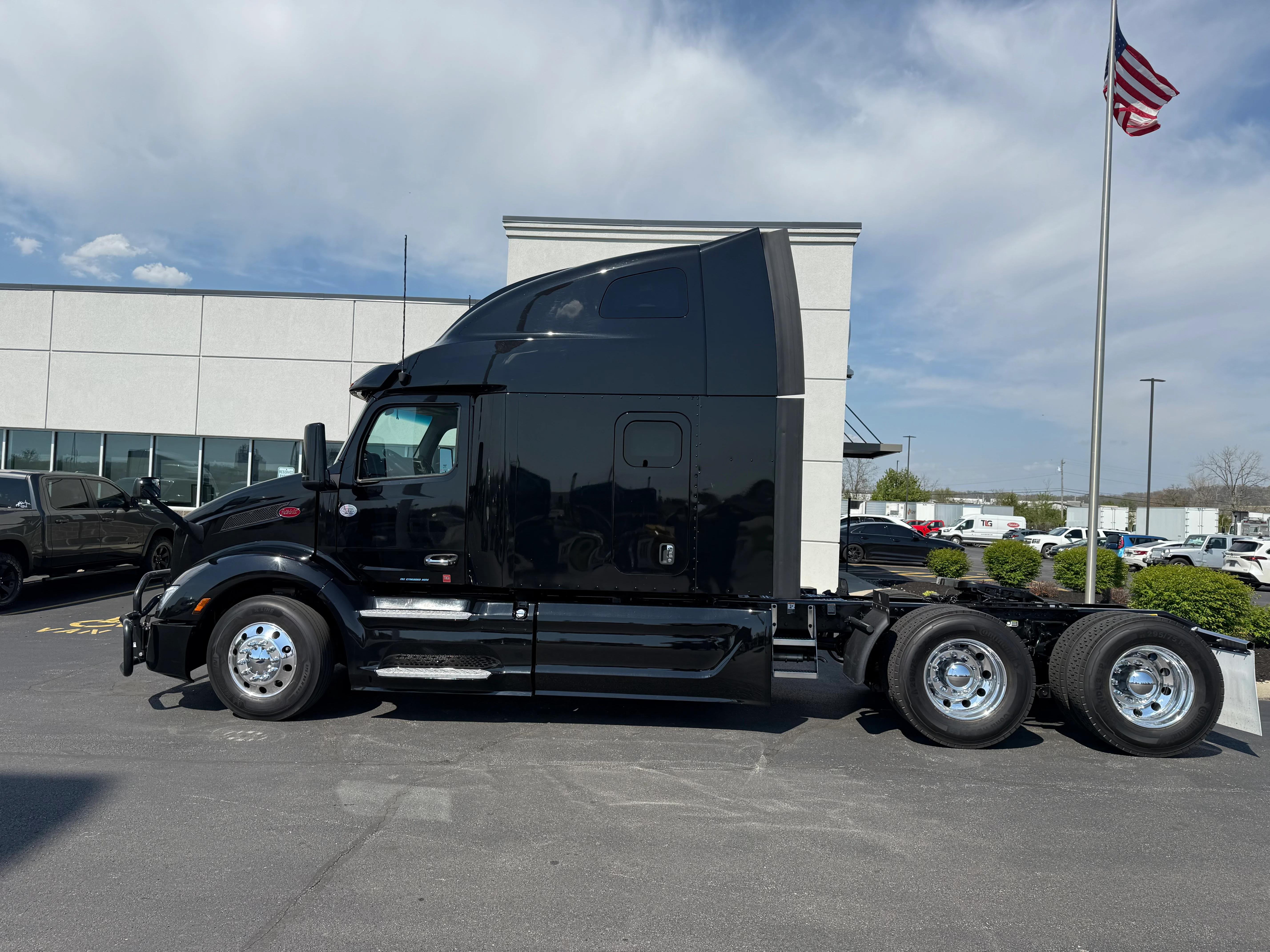 2022 Peterbilt 579 - image 2