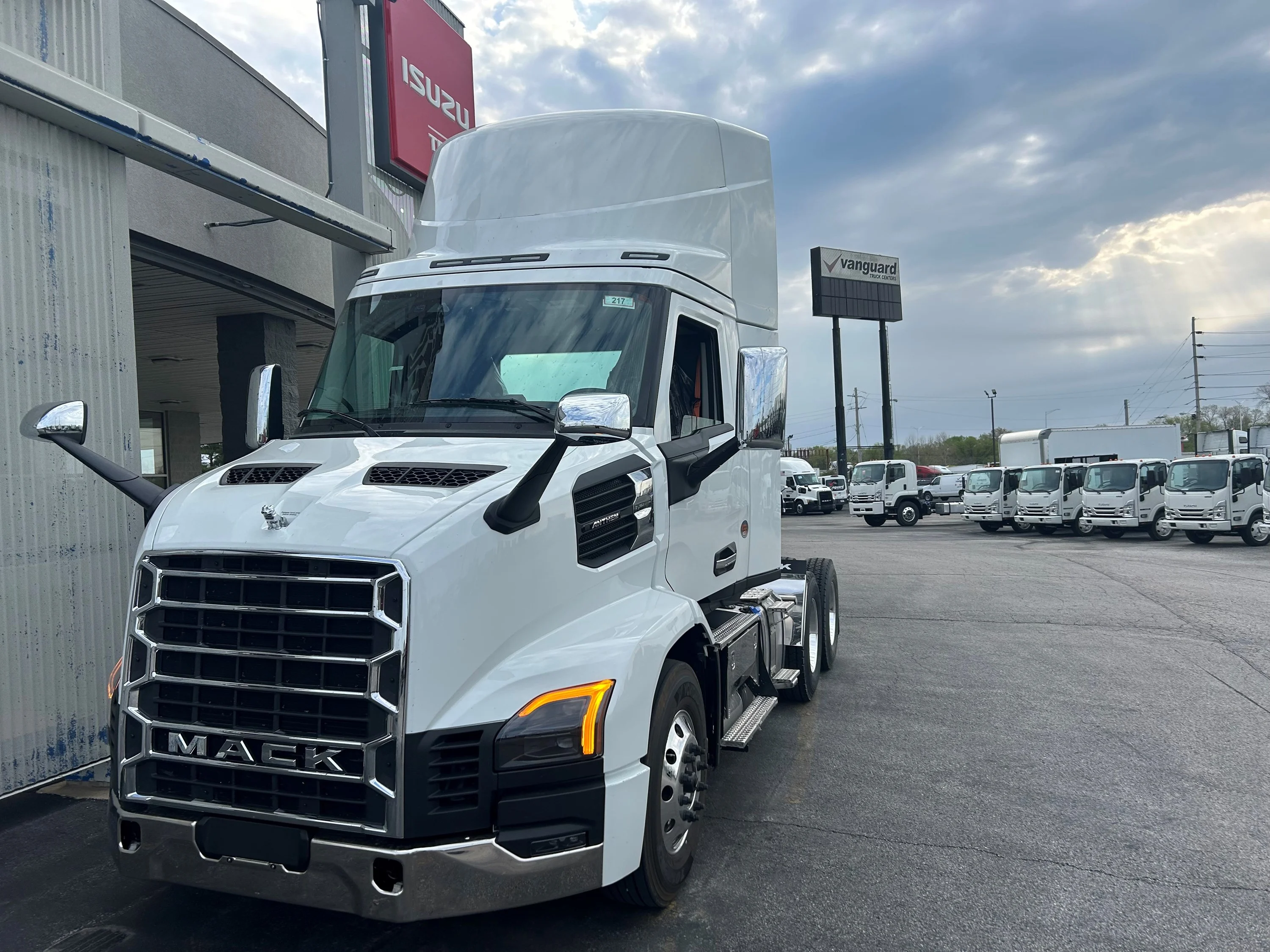 2027 Mack Anthem in Cahokia, IL — photo 2