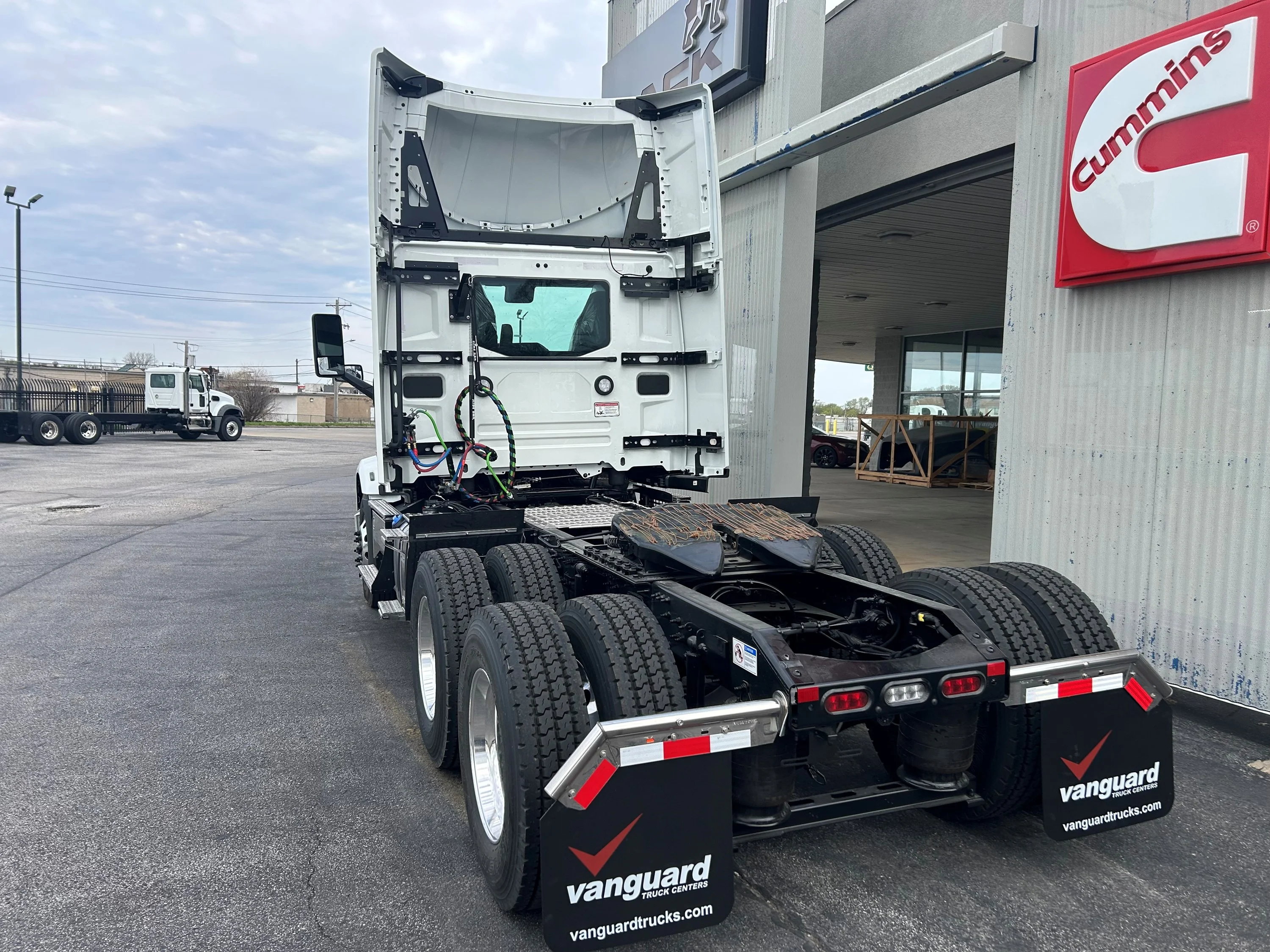 2027 Mack Anthem - image 5