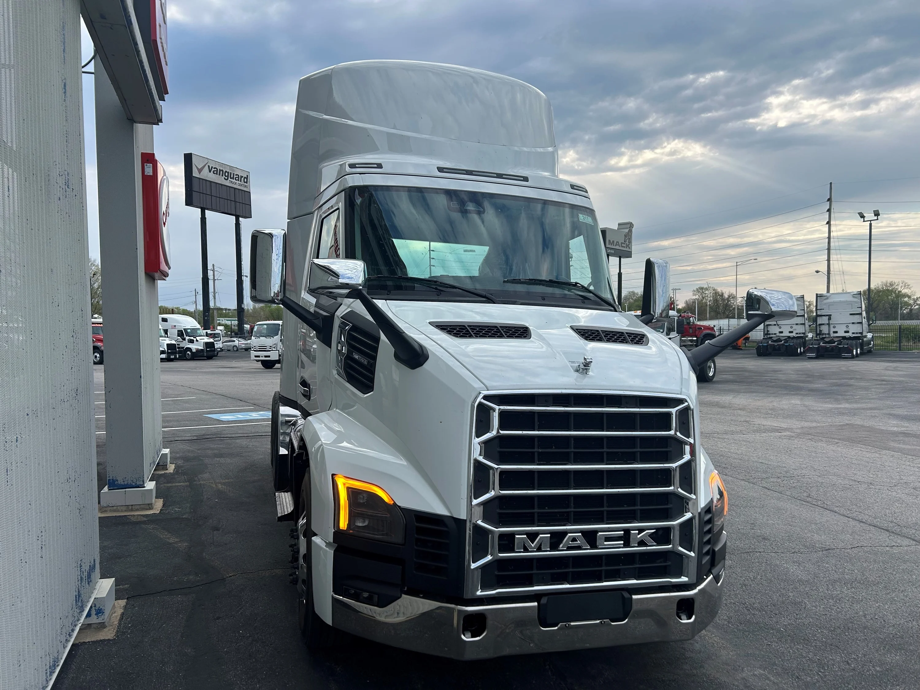 2027 Mack Anthem - image 3