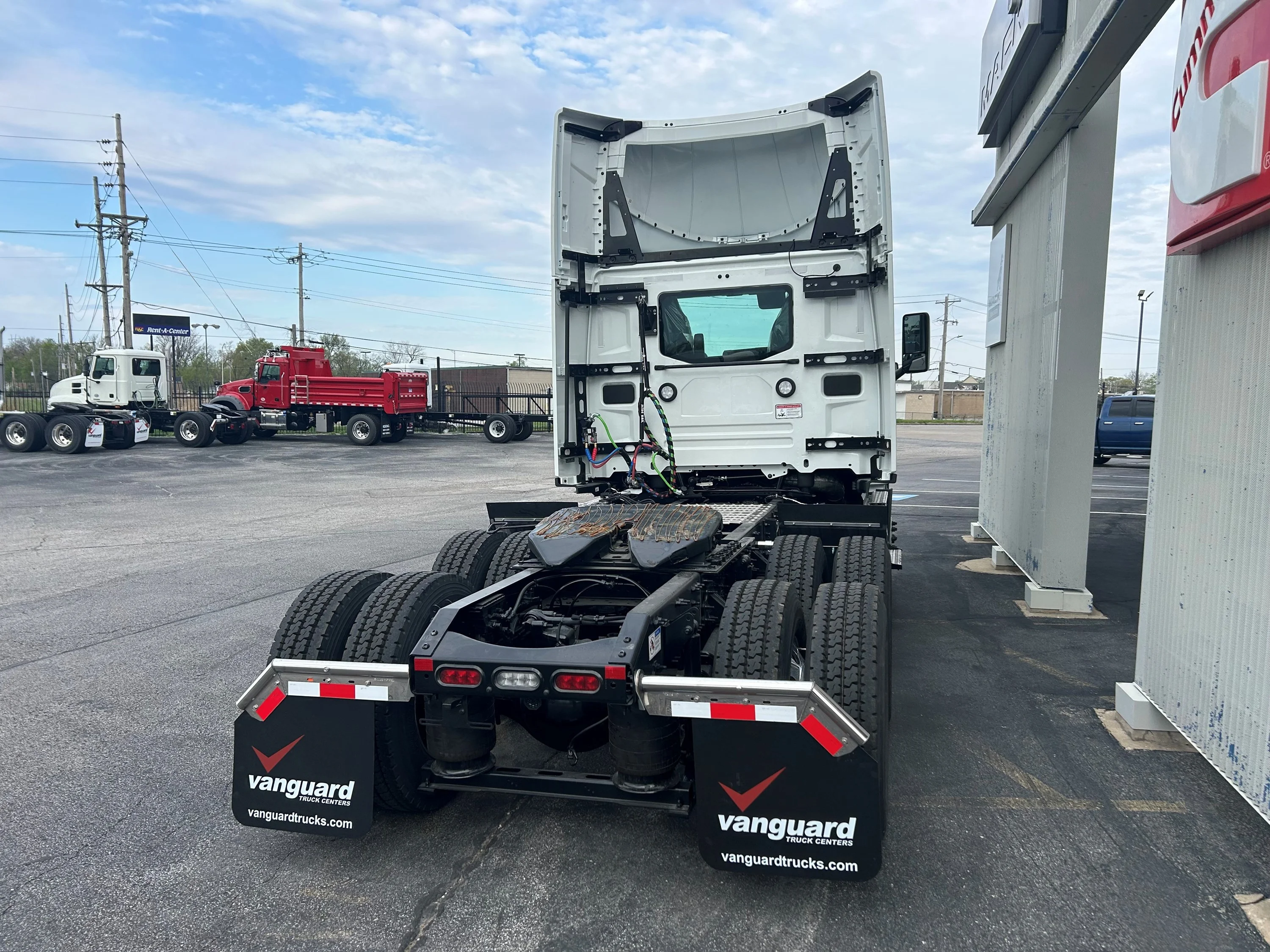 2027 Mack Anthem - image 4