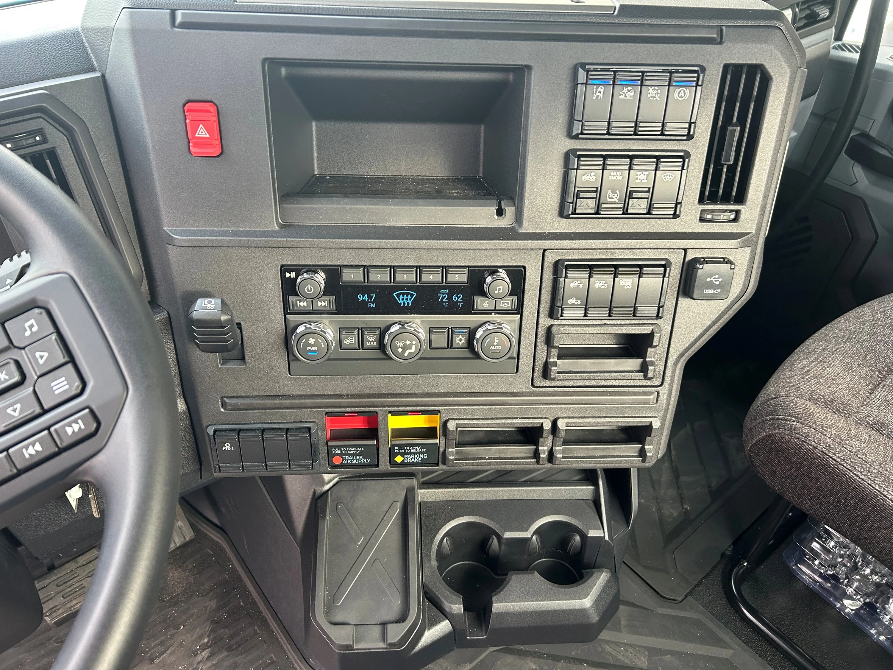 2027 Mack Anthem - image 8