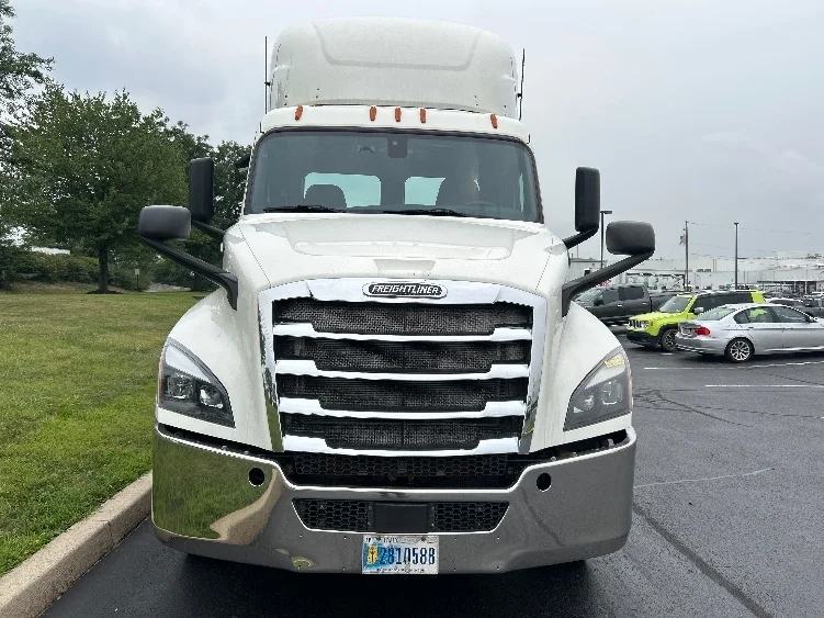 2019 Freightliner Cascadia in Allentown, PA — photo 2