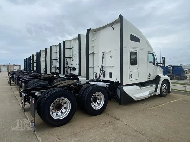 2023 Kenworth T680 in Location: Lithia Springs, GA — photo 7