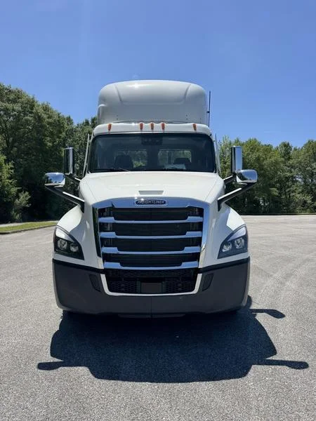 2027 Freightliner Cascadia — photo 2
