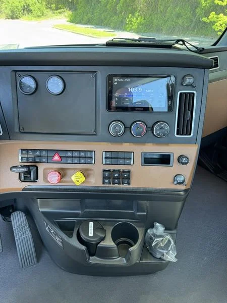 2027 Freightliner Cascadia — photo 8