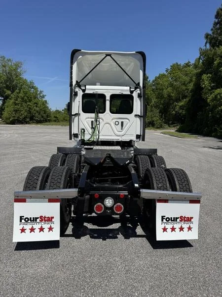 2027 Freightliner Cascadia — photo 6