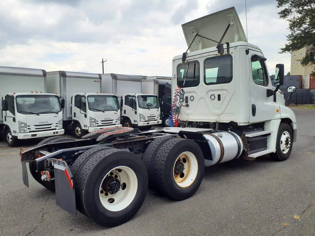 2018 Freightliner Cascadia - image 4