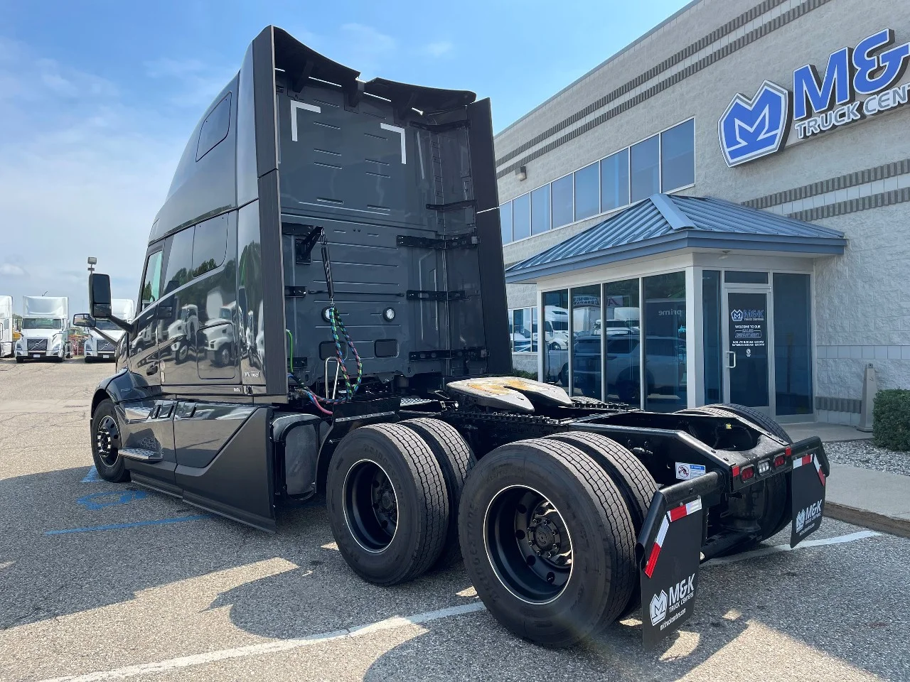 2026 Volvo VNL 860 in Byron Center, MI — photo 4