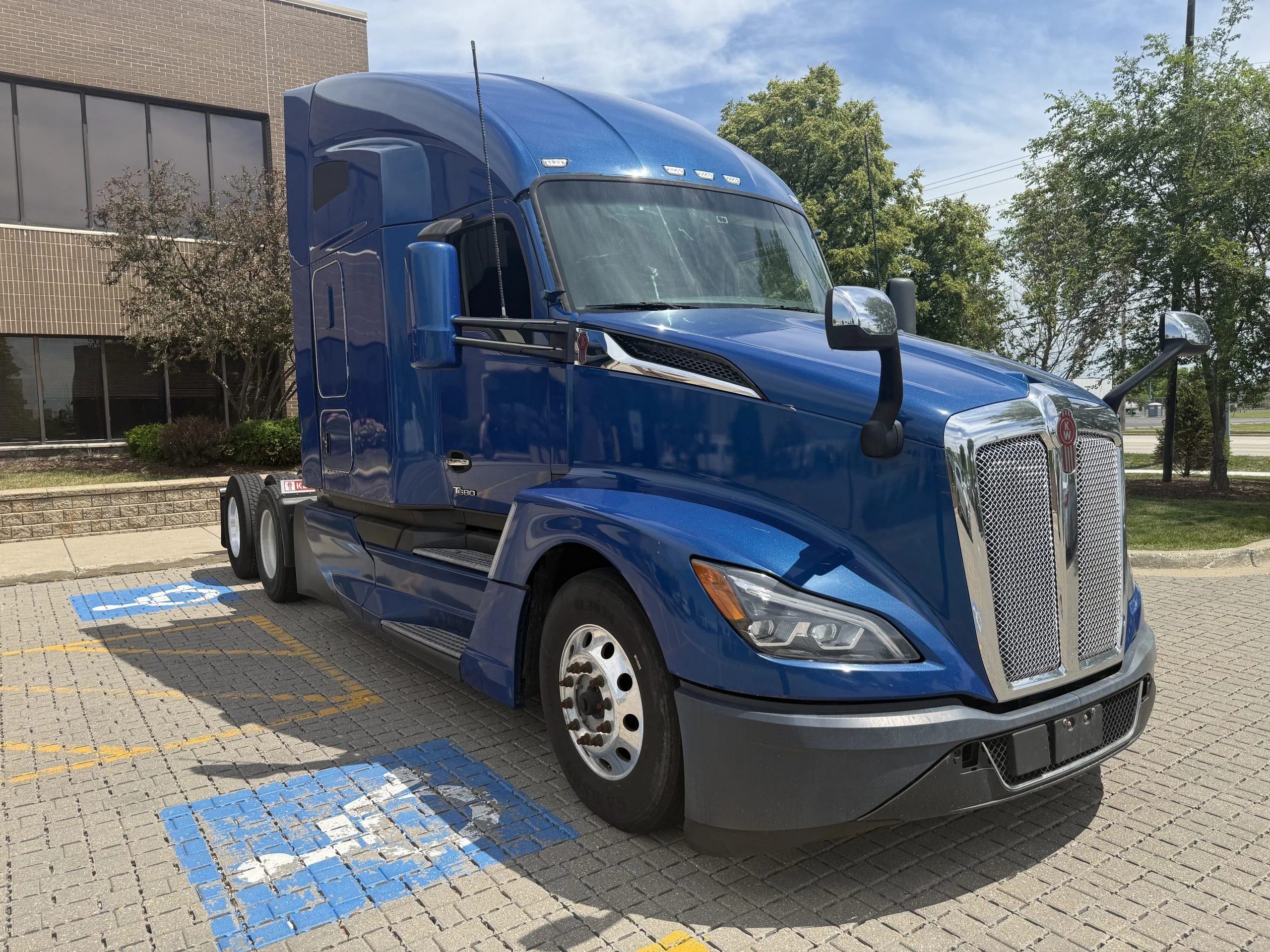 2022 Kenworth T680 in Wood Dale, IL — photo 3