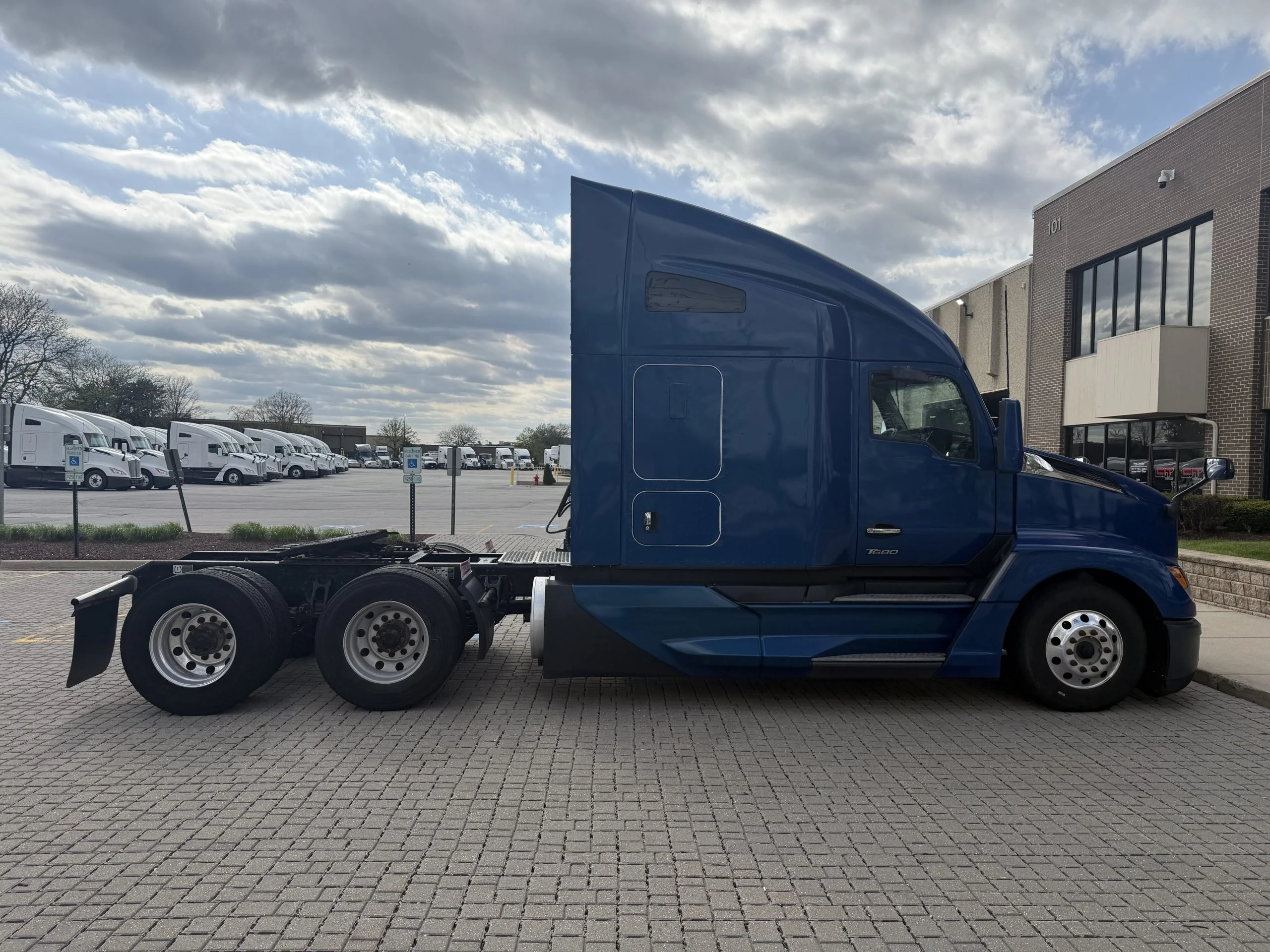 2022 Kenworth T680 - image 4