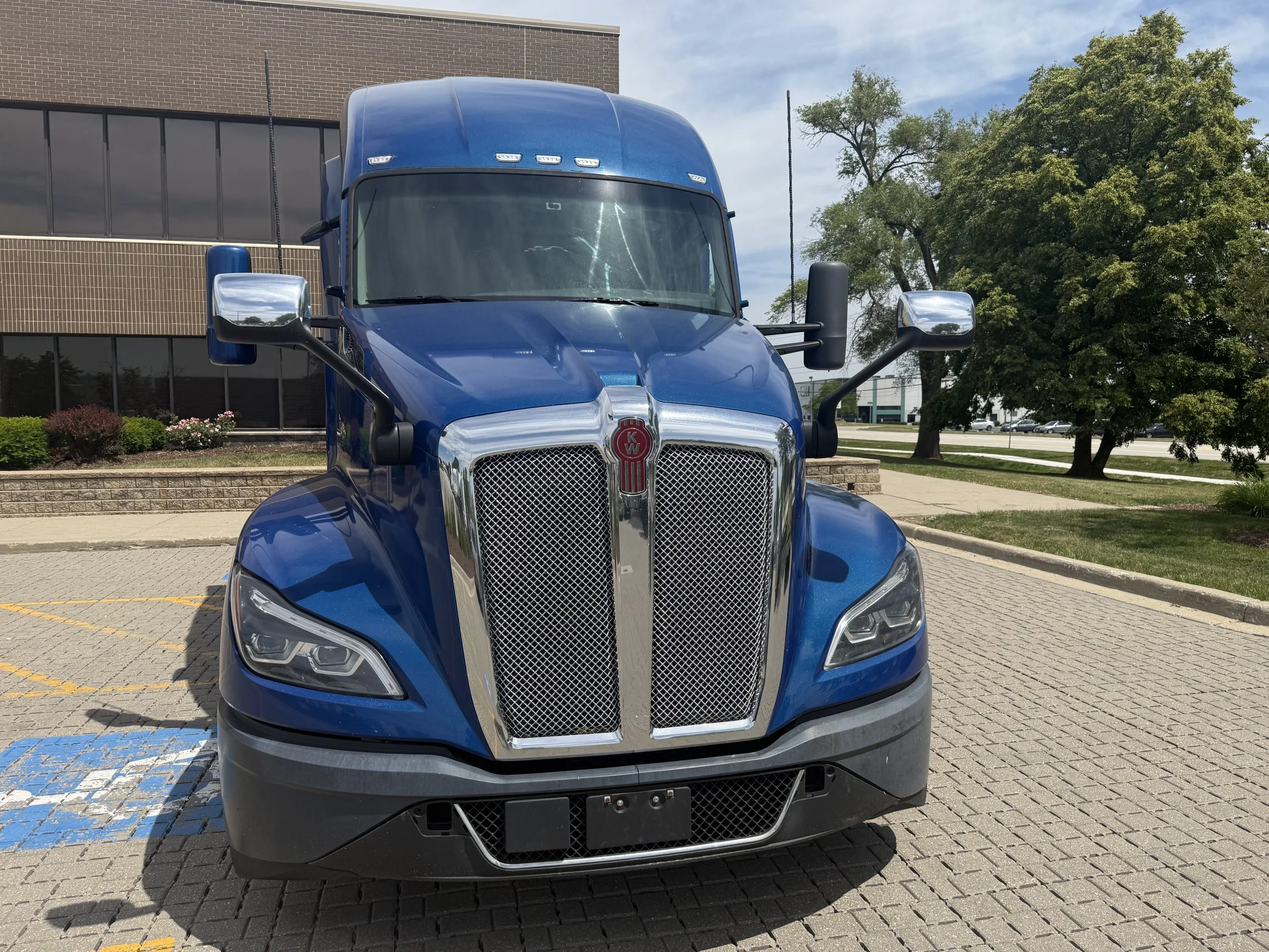 2022 Kenworth T680 in Wood Dale, IL — photo 2