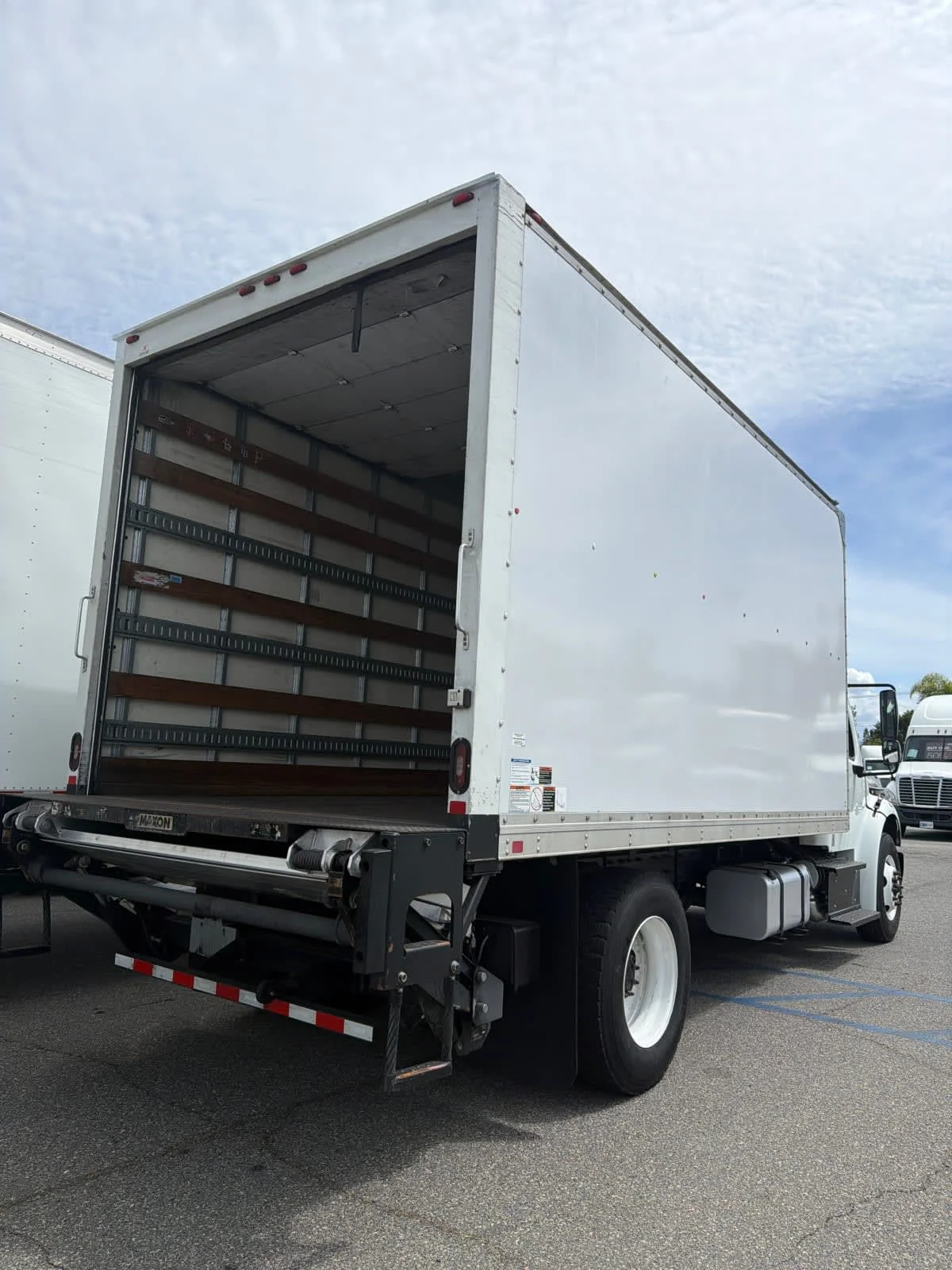 2017 Freightliner M2 106 - image 4