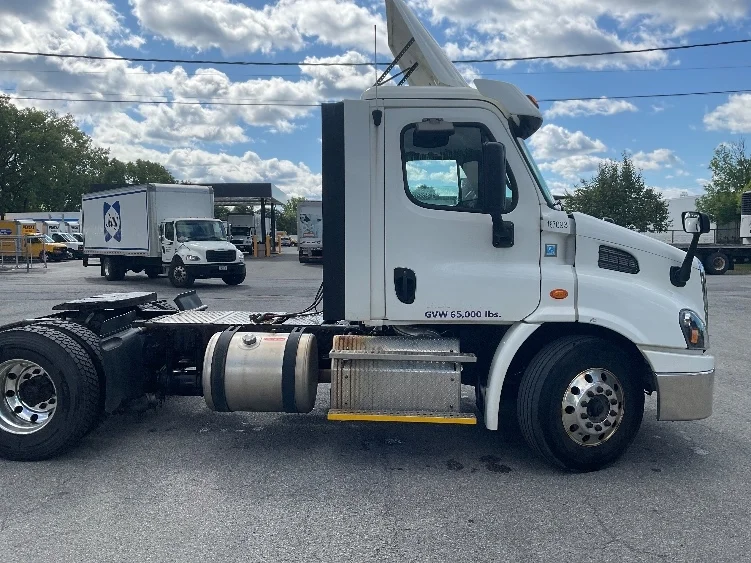 2017 Freightliner Cascadia in Albany, NY — photo 8